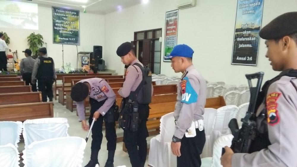 Pastikan Keamanan, Kapolsek Limpung Pimpin Sterilisasi Gereja