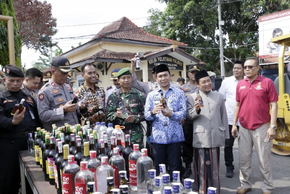 Lima Ribu Lebih, Botol Miras di Musnahkan