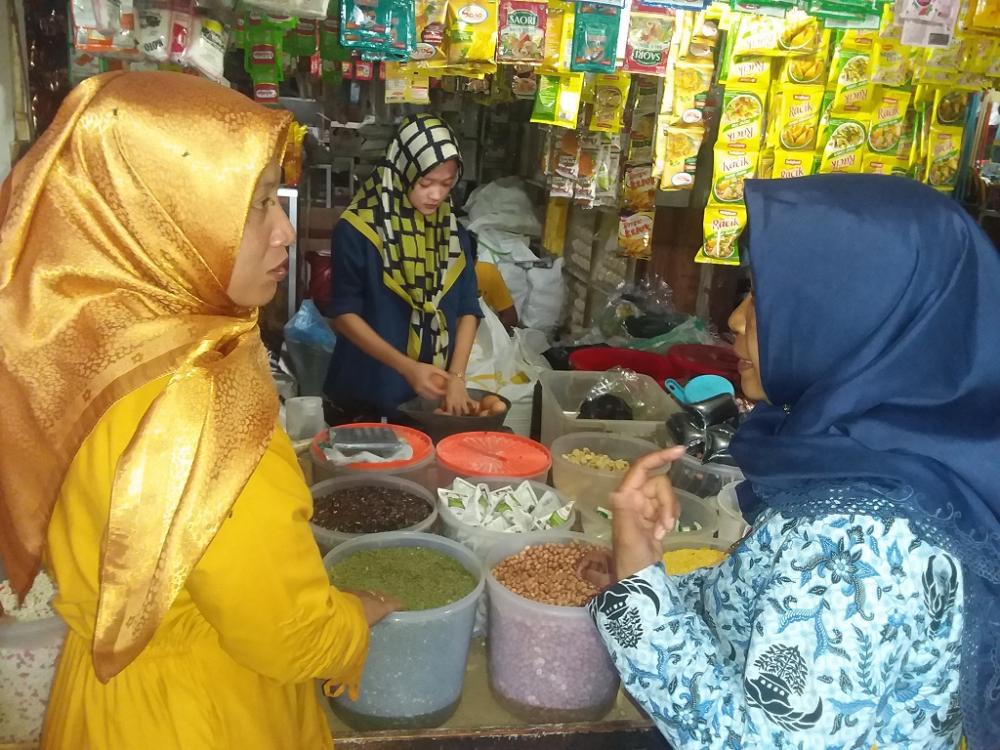 MEMANTAU HARGA KEPOKMAS
