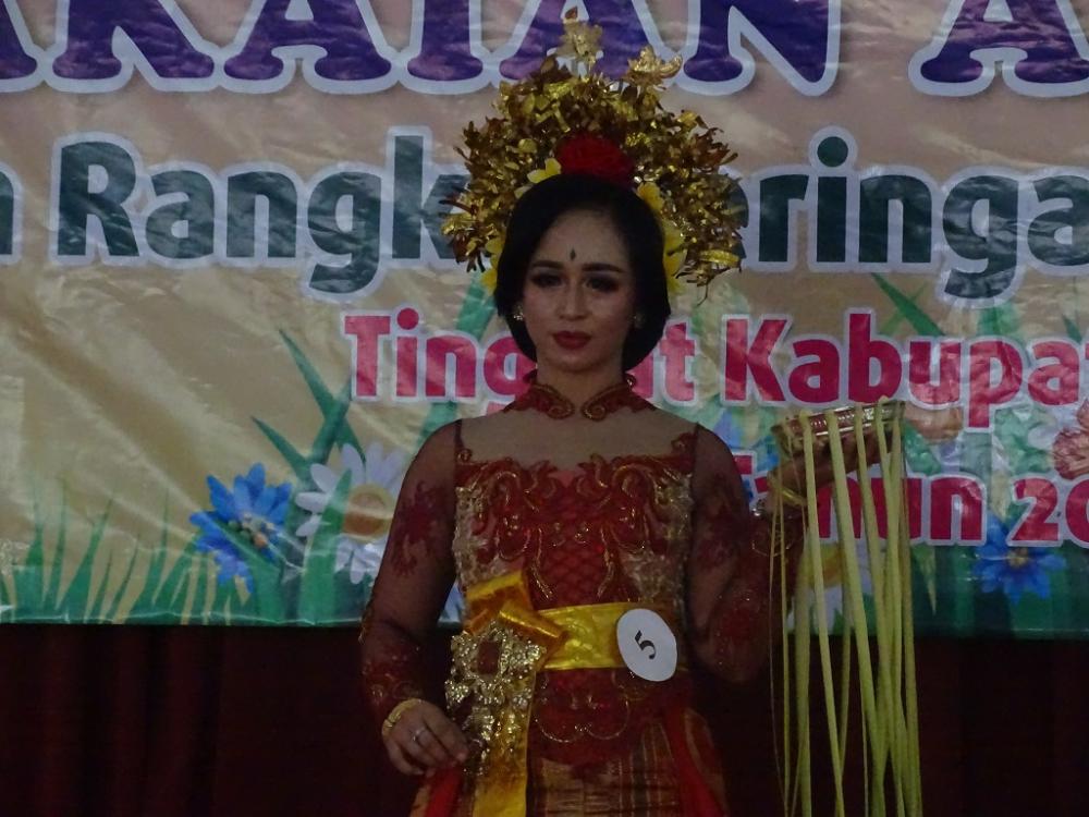 TAMPILKAN PAKAIAN ADAT BALI