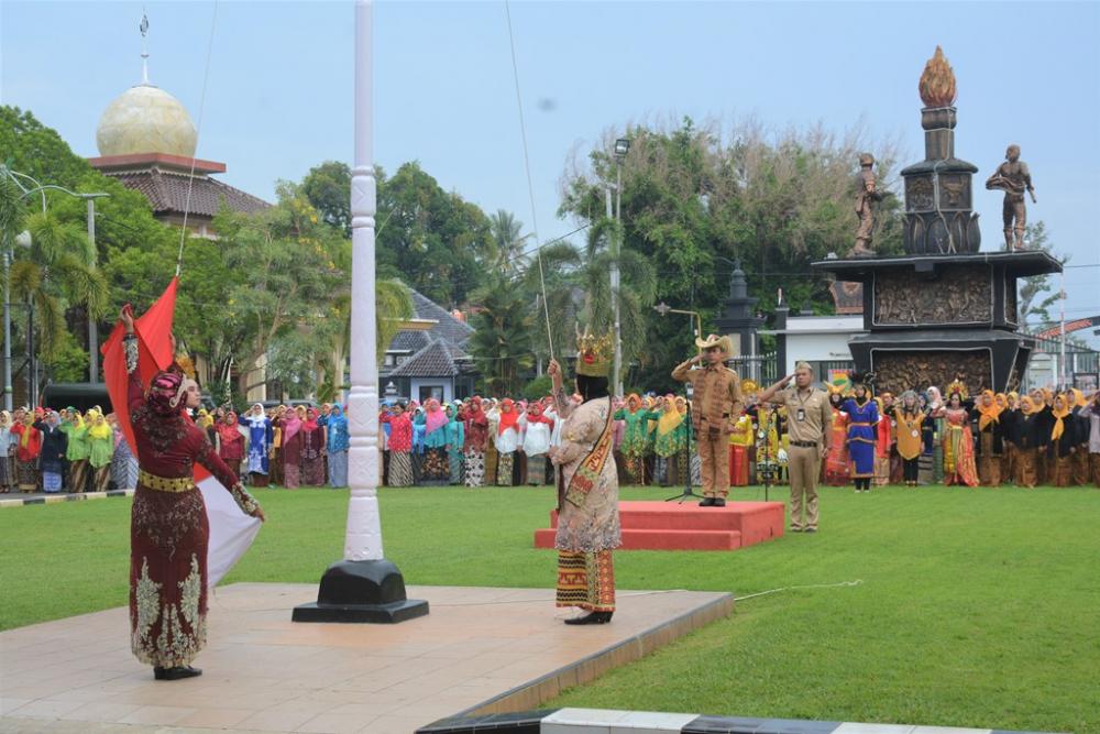 KIBARKAN BENDERA MERAH PUTIH