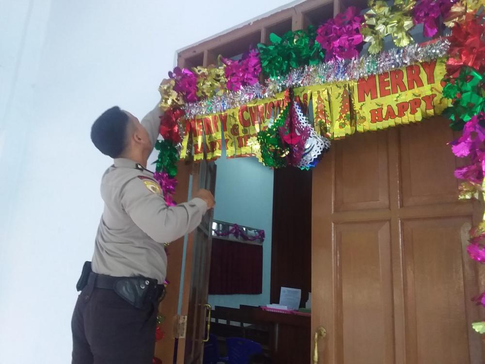 BANTU PASANG HIASAN NATAL