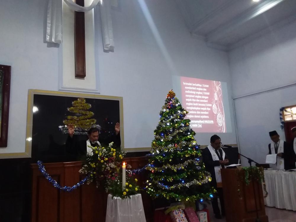 BERIKAN DOA KEPADA JEMAAT