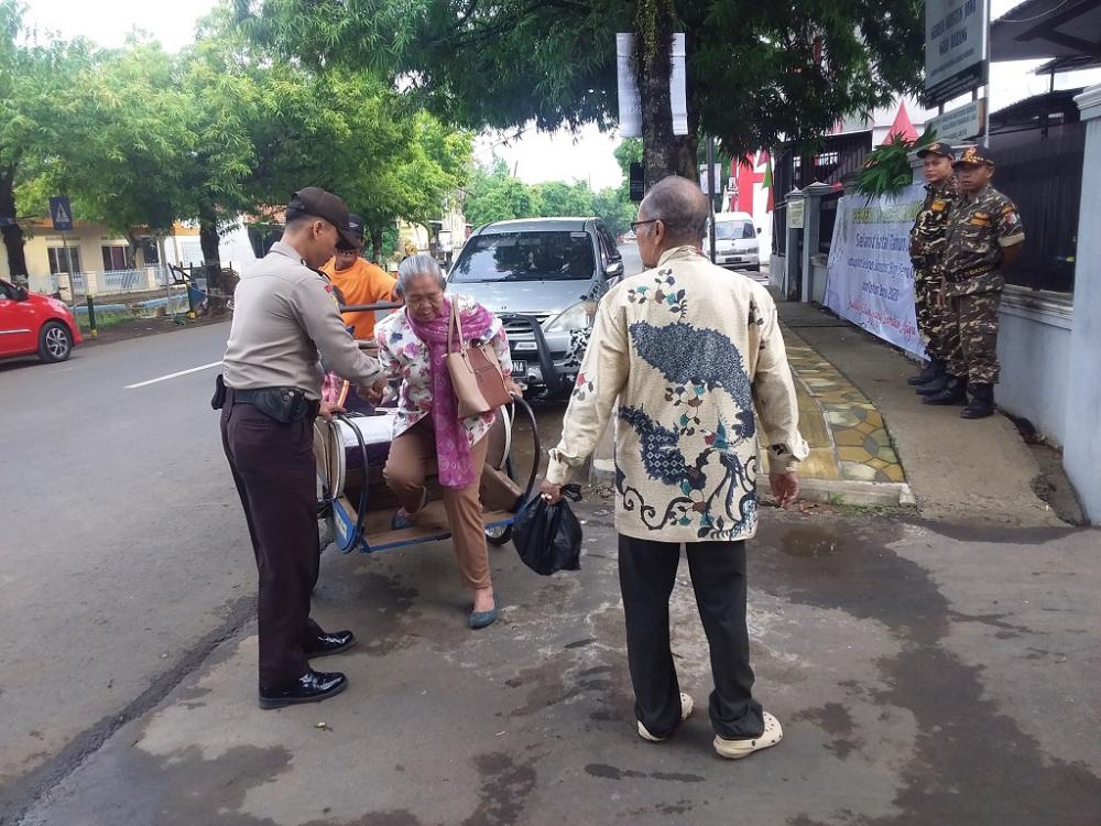 BANTU JEMAAT TURUN DARI BECAK