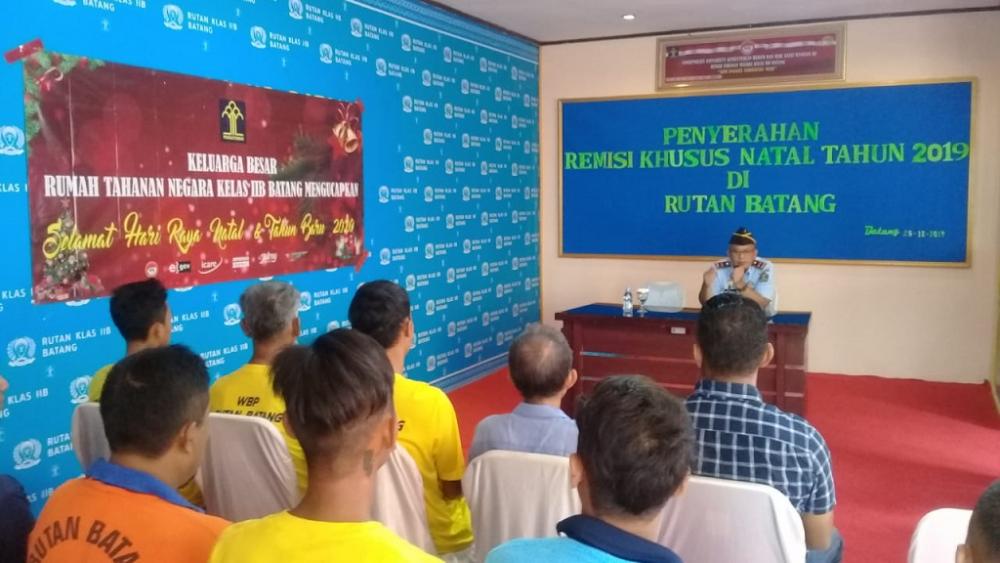 Karutan Batang Serahkan SK Remisi Natal