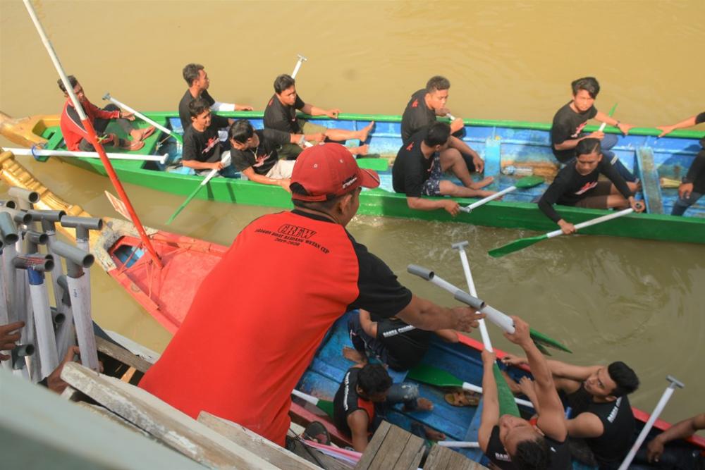 BERIKAN DAYUNG KEPADA PESERTA