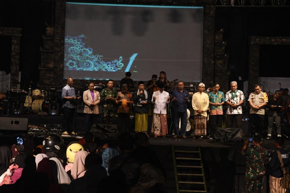 Diguyur Hujan, Ratusan Orang Bertahan Nikmati Pergantian Tahun