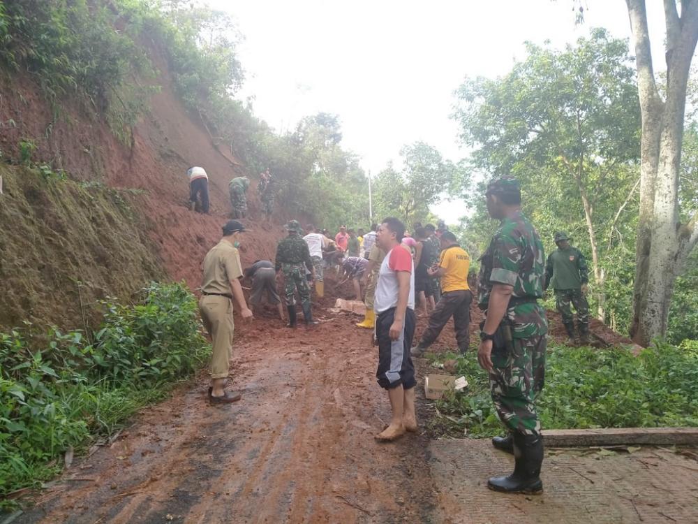 Akibat Longsor, Jalan Penghubung Dua Desa di Kecamatan Tersono Tertutup