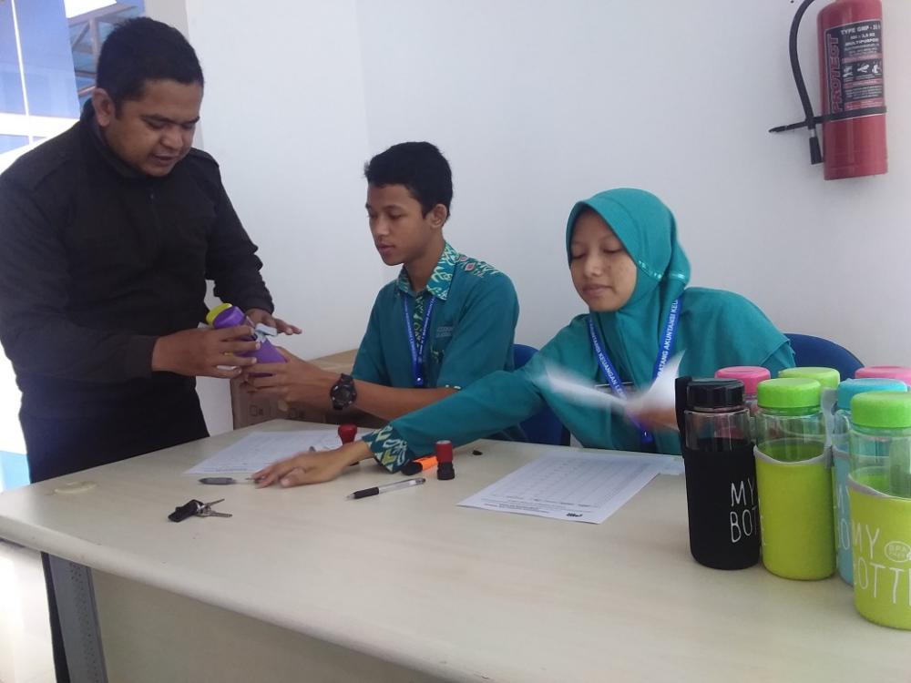 PDAM Batang, Bagikan Tumbler Gratis Bagi Pelanggan Rajin