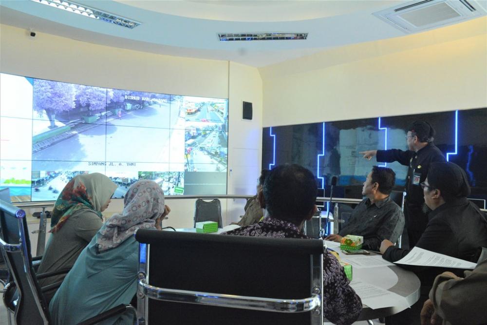 TUNJUKAN MONITORING JALAN MENGGUNAKAN CCTV