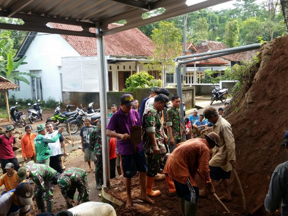 Danramil Subah Pimpin Pembersihan Talud Longsor