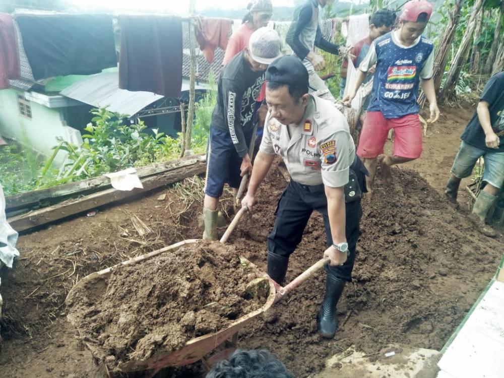 TNI-Polri Bersihkan Material Tanah Longsor