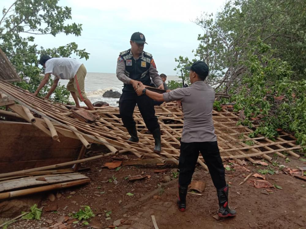 5 Warung Roboh Diterjang Angin Puting Beliung