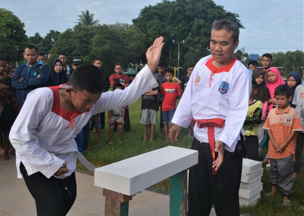 MEMATAHKAN BENDA MENGGUNAKAN TELAPAK TANGAN