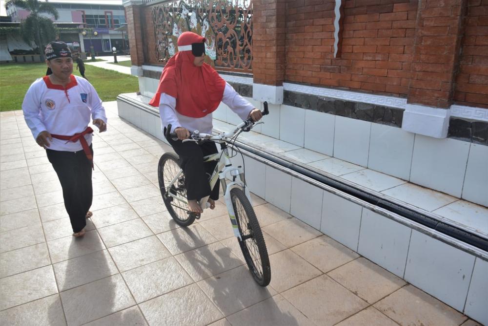 UJIAN BERSEPEDA DENGAN MATA TERTUTUP