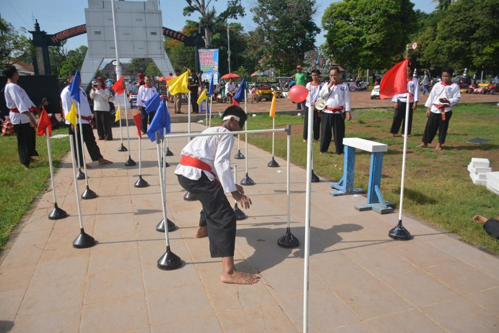 UJIAN HALANG RINTANG TUTUP MATA