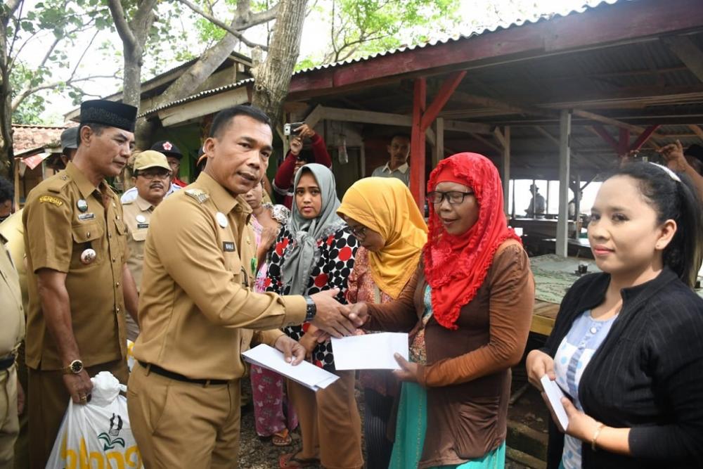 Bupati Batang Berikan Bantuan Korban Puting Beliung