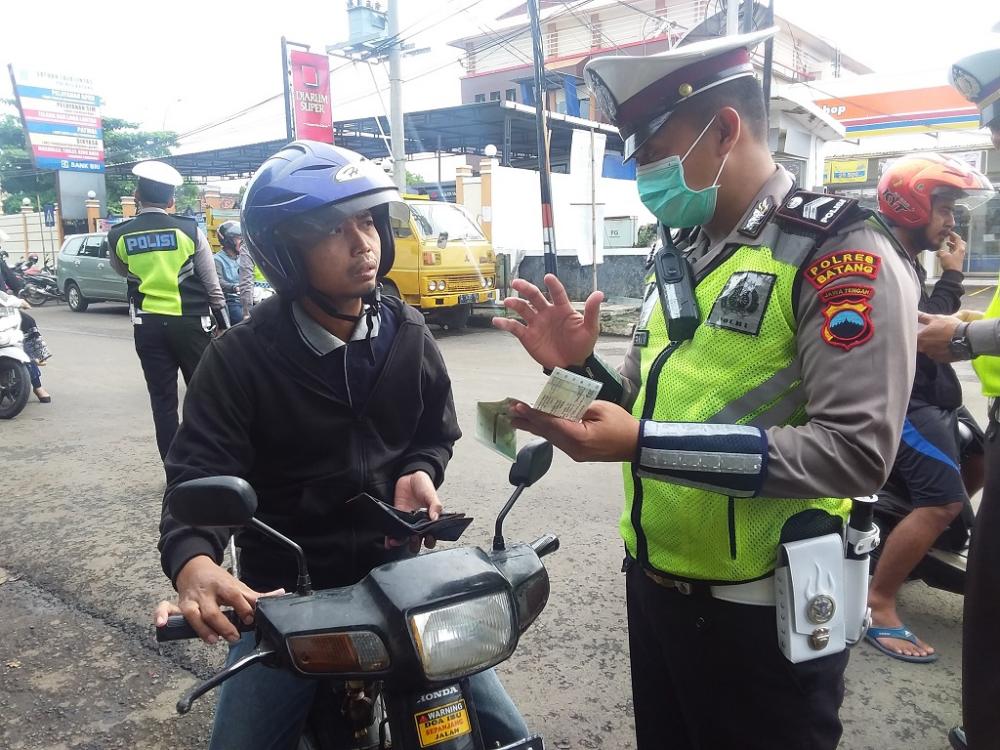 WAJIB NYALAKAN LAMPU SIANG HARI