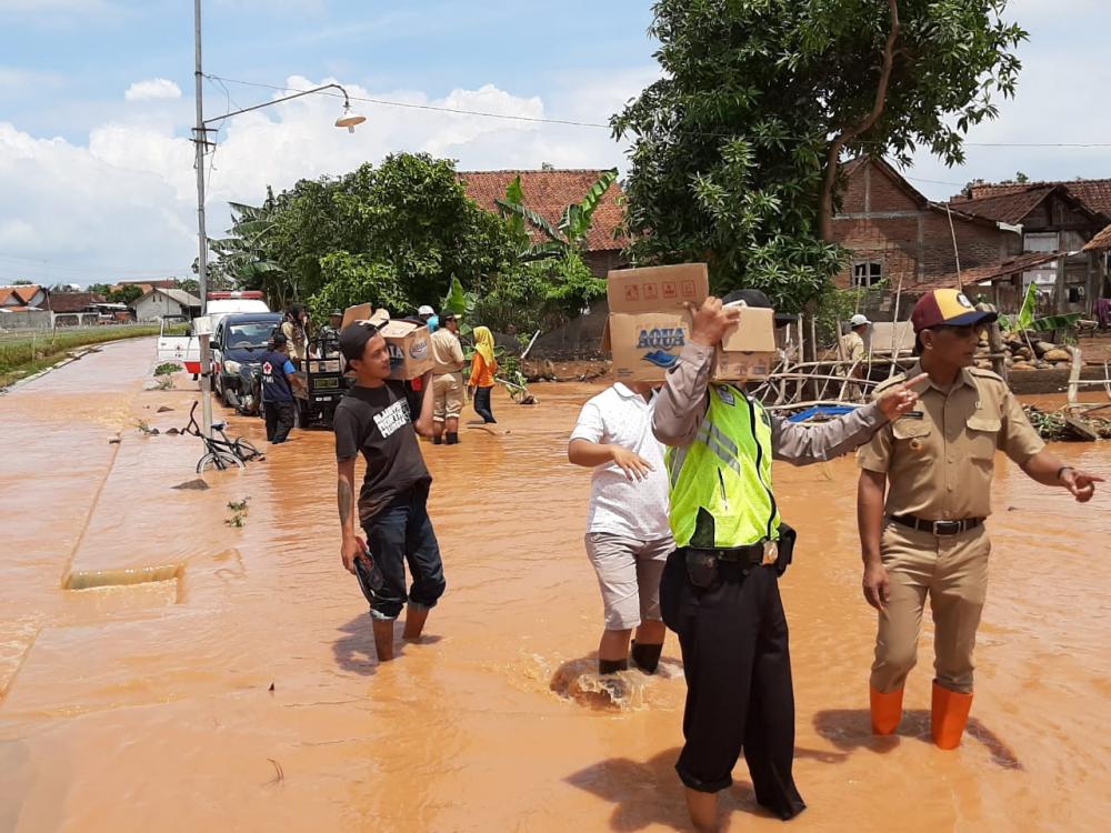 Polsek Gringsing Bagikan Nasi Bungkus Pasca Hujan Lebat