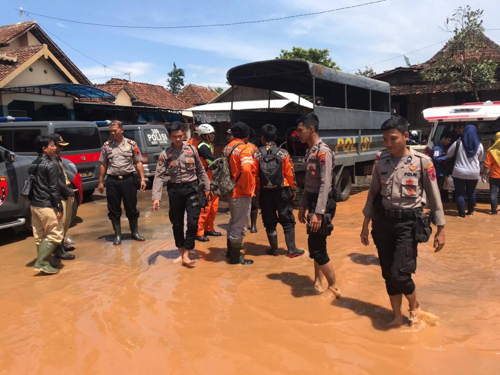 Polres Batang Berangkatkan Sat Sabhara Untuk Tangani Banjir