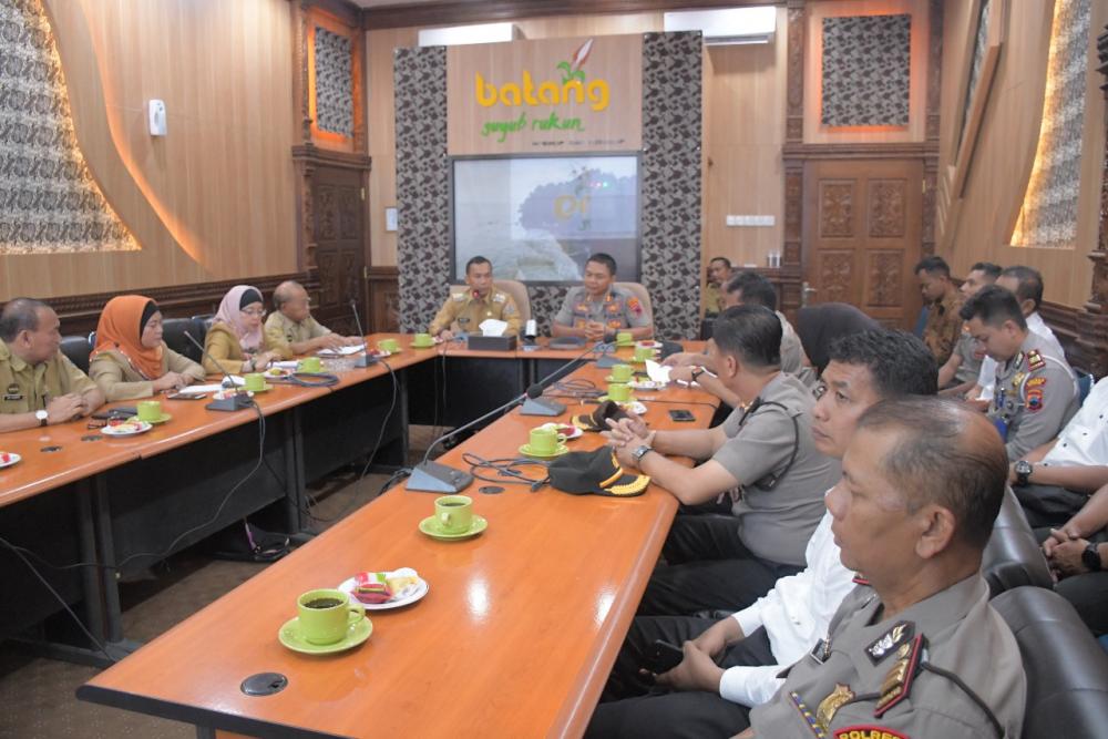 Pemkab Batang Berikan Bantuan Dana Hibah ke Polres Batang