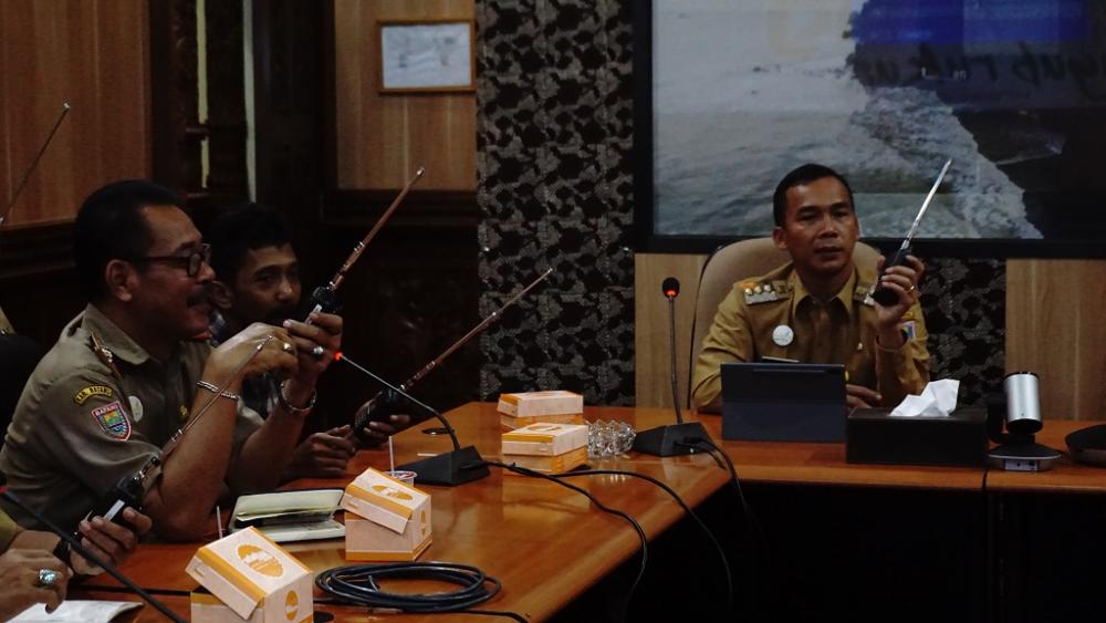 Bupati Batang Beri Bantuan Alat Komunikasi Tanggap Bencana ke Kecamatan