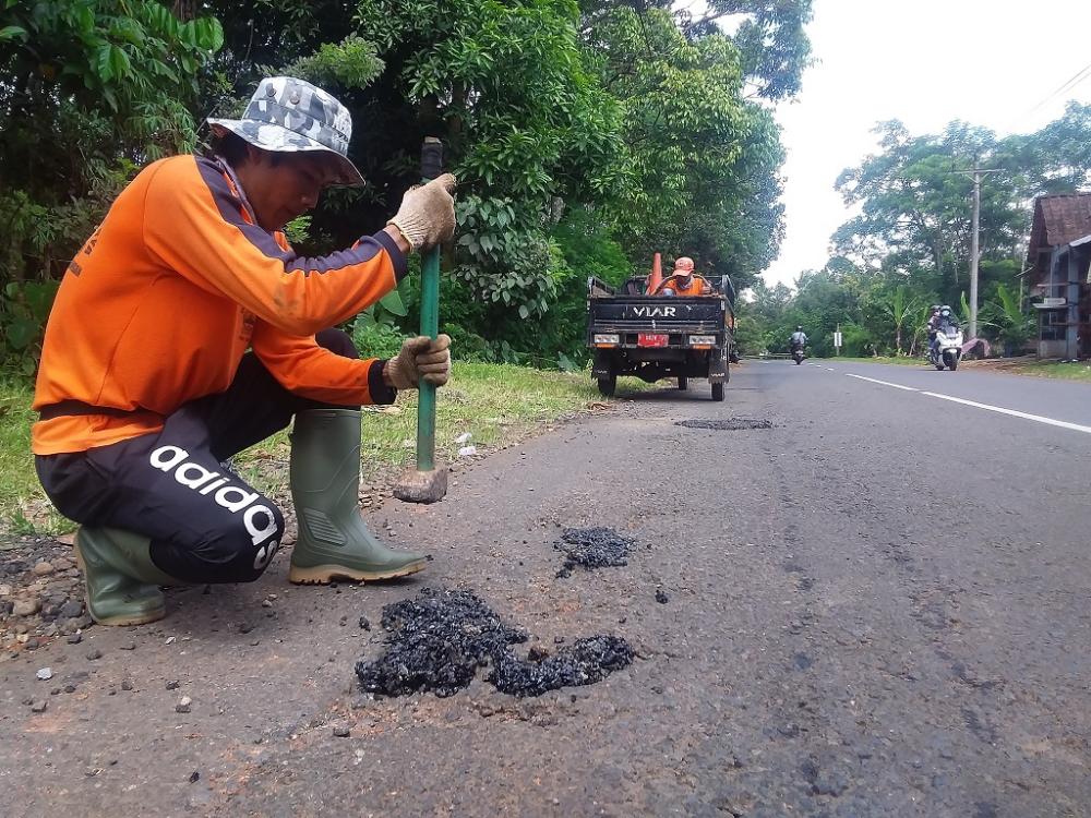 RATAKAN JALAN BERLUBANG