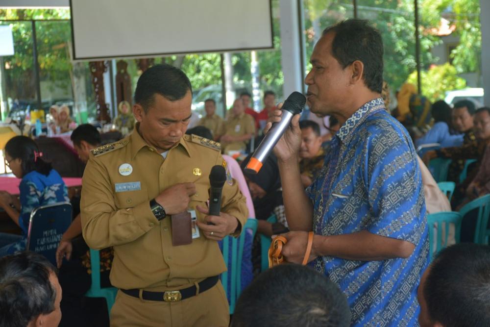 PAKAI TANDA PENGENAL DARI KULIT