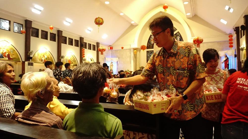 BAGIKAN KUE KERANJANG KE JEMAAT