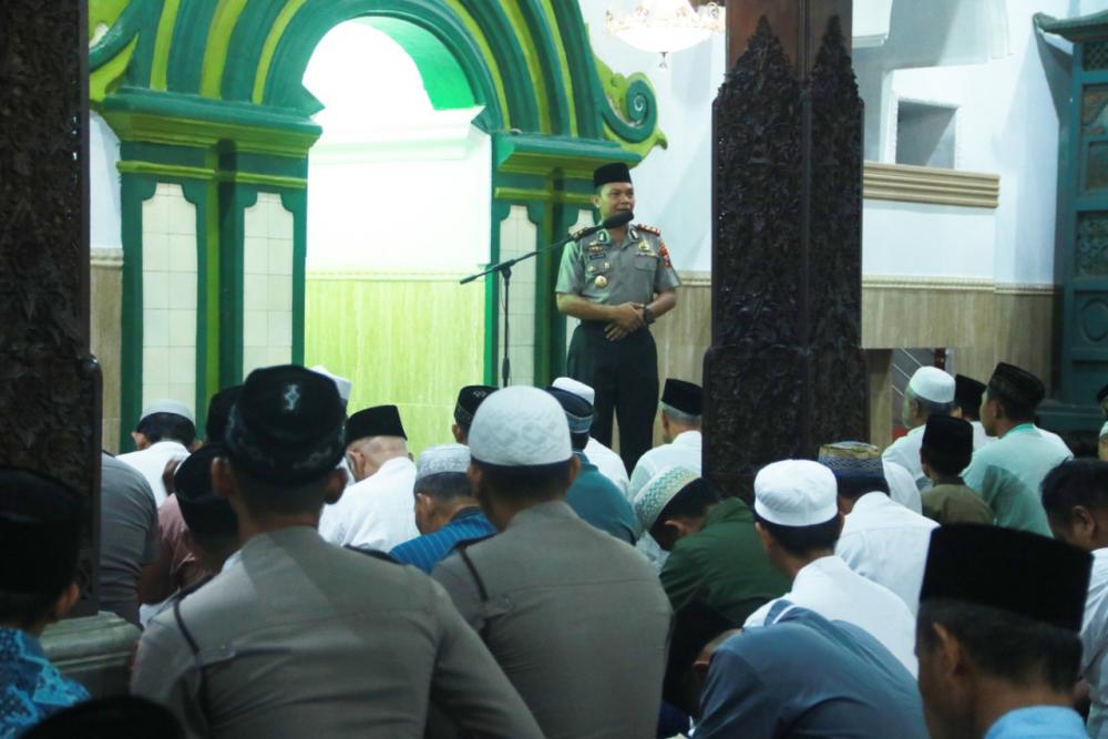 Shalat Subuh Berjamaah, Media Kapolres Batang Guyubkan Umat