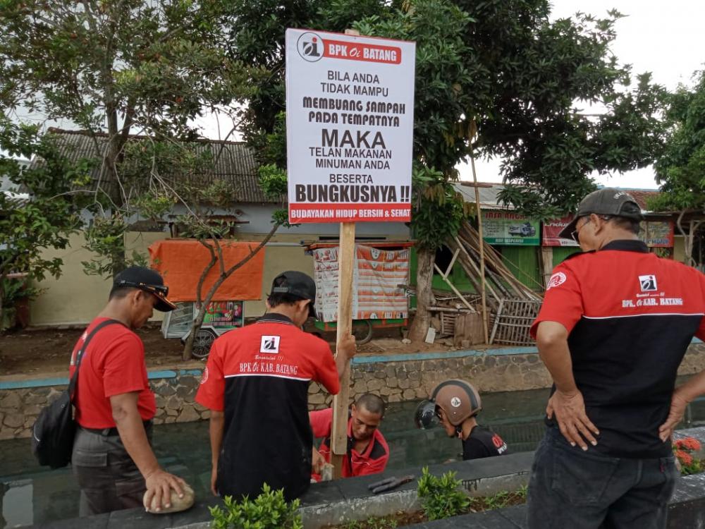 BPK Oi Batang Adakan Pemasangan Papan Imbauan Kebersihan