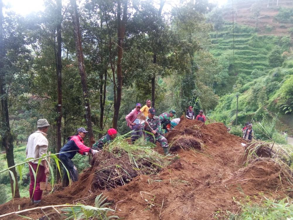 Hujan Deras Akbibatkan Tanah Longsor Di Bawang