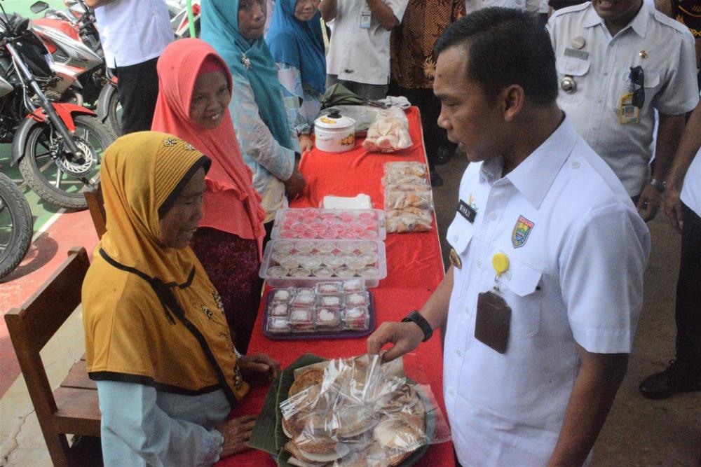 KUNJUNGI STAND SERABI KHAS LIMPUNG