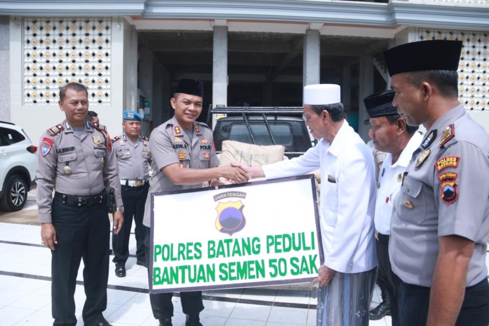 Kapolres Batang Berikan Bantuan untuk Pembangunan Masjid