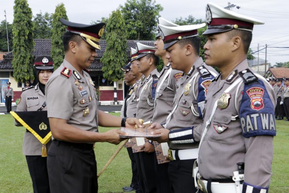 Kapolres Batang Beri Reward Tujuh Personel Satlantas
