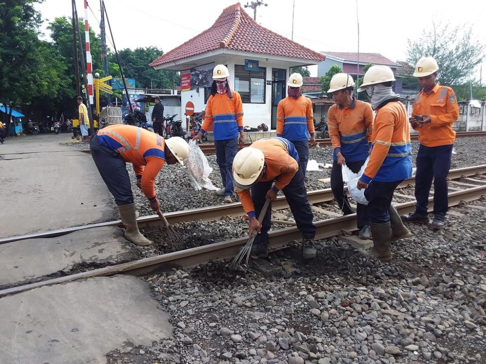 PENINGGIAN JALAN REL KERETA API