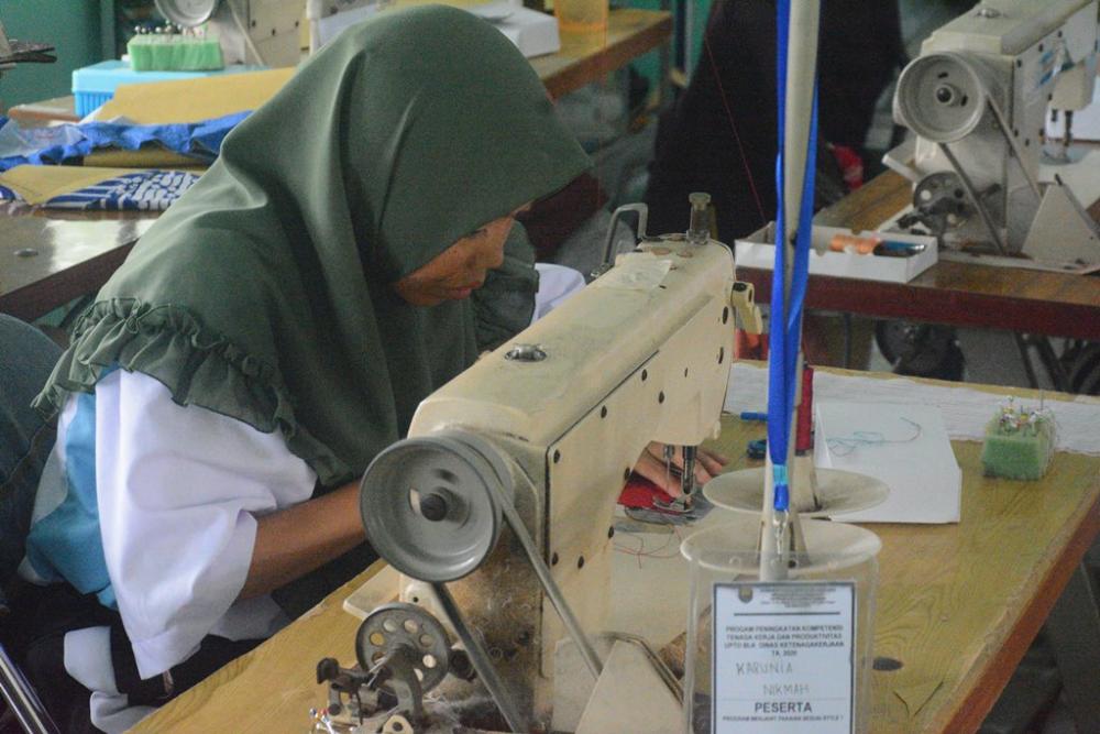 MENJAHIT POLA PAKAIAN BLUS WANITA