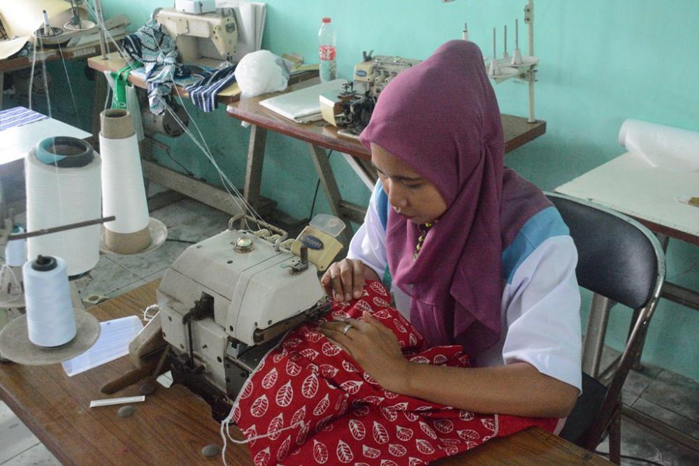 BORDIR PAKAIAN BLUS WANITA