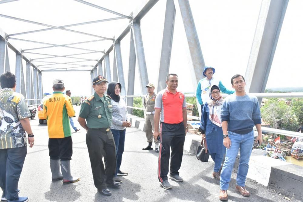 Bupati Batang, Tinjau Jembatan Seturi di Karenakan Molor