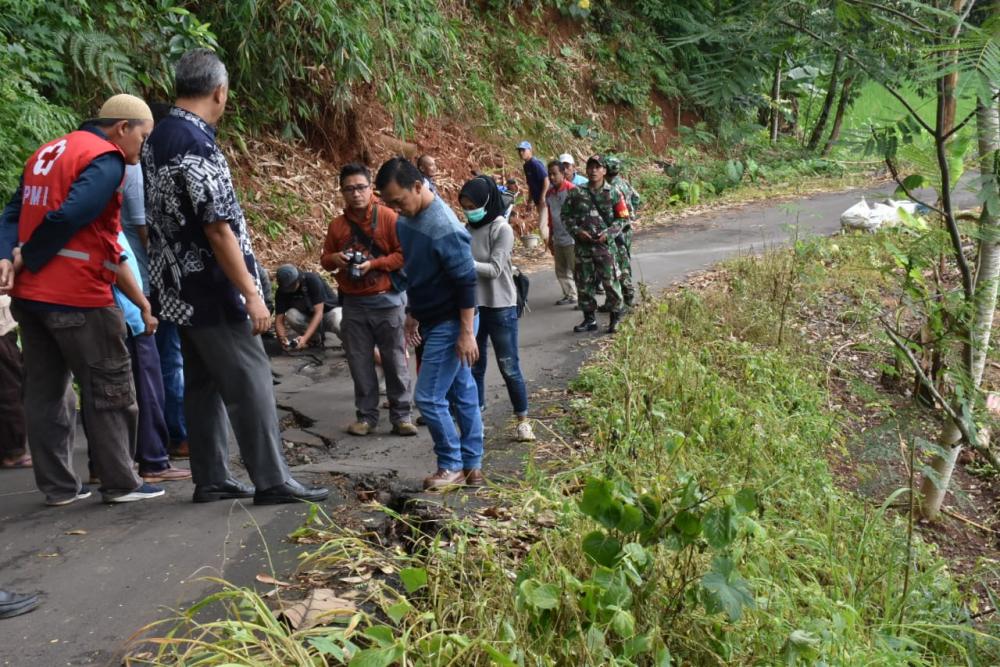 Bupati Batang Tinjau Penurunan Struktur Tanah di Desa Jolosekti
