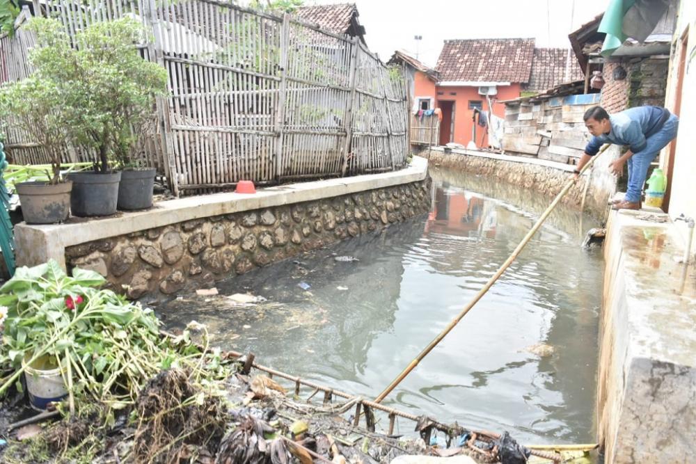 Pasca Banjir Bupati Batang Bersihkan Sungai