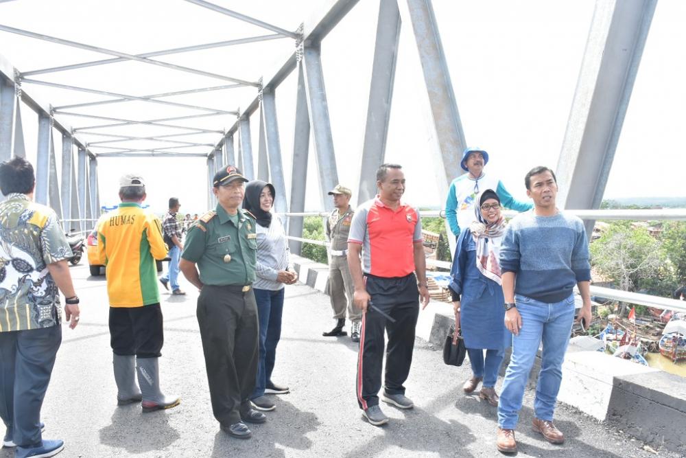 BUPATI BATANG TINJAU JEMBATAN SETURI