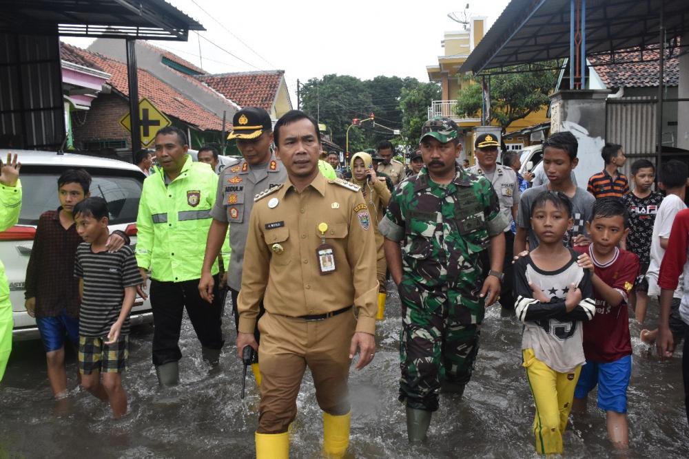 Bupati Batang Tinjau 8 Titik Banjir di Batang