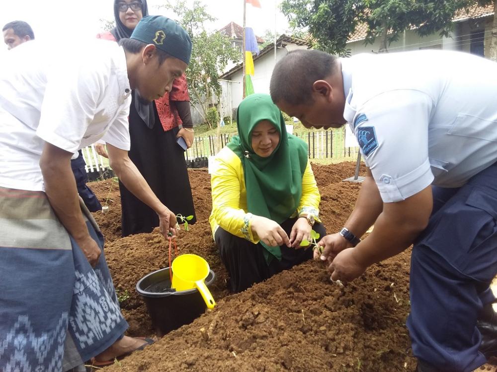 MANFAATKAN LAHAN UNTUK KESEJAHTERAAN