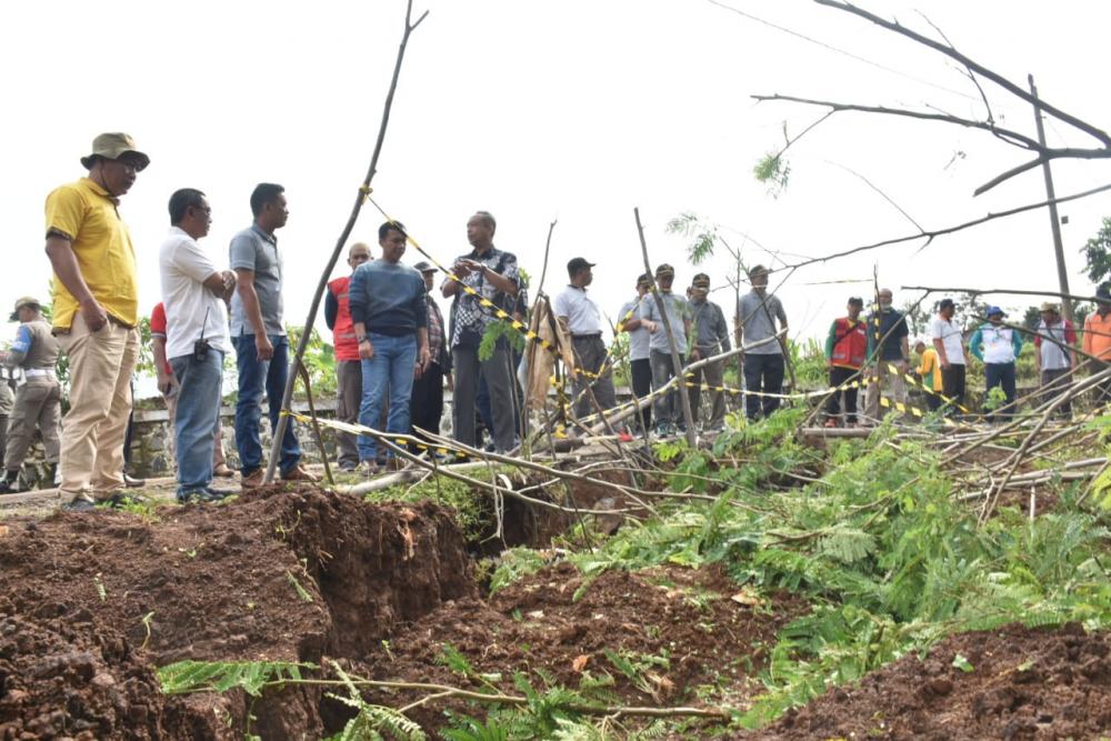 Anomali Tanah Amblas, Bupati Batang Peringatkan Warga