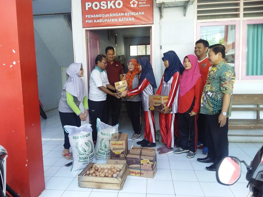 Pelajar SMPN 3 Batang Salurkan Bantuan ke PMI
