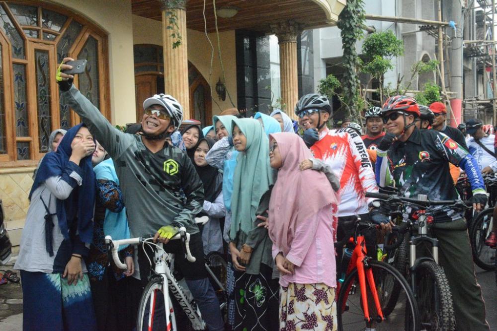 SWAFOTO BERSAMA MASYARAKAT