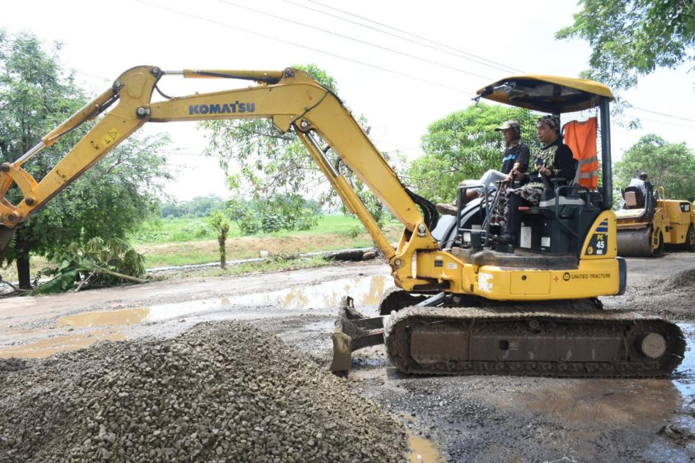 Bupati Batang Ikut Perbaiki Jl Basuki Rahmat Gunakan Eksavator