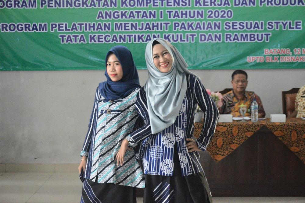 TAMPILKAN PERAGAAN BUSANA PESERTA