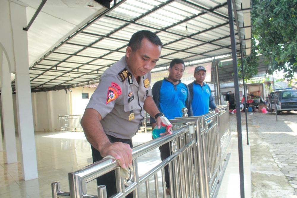 Polres Batang Gelar Gerakan Kebersihan Serentak Cegah Corona